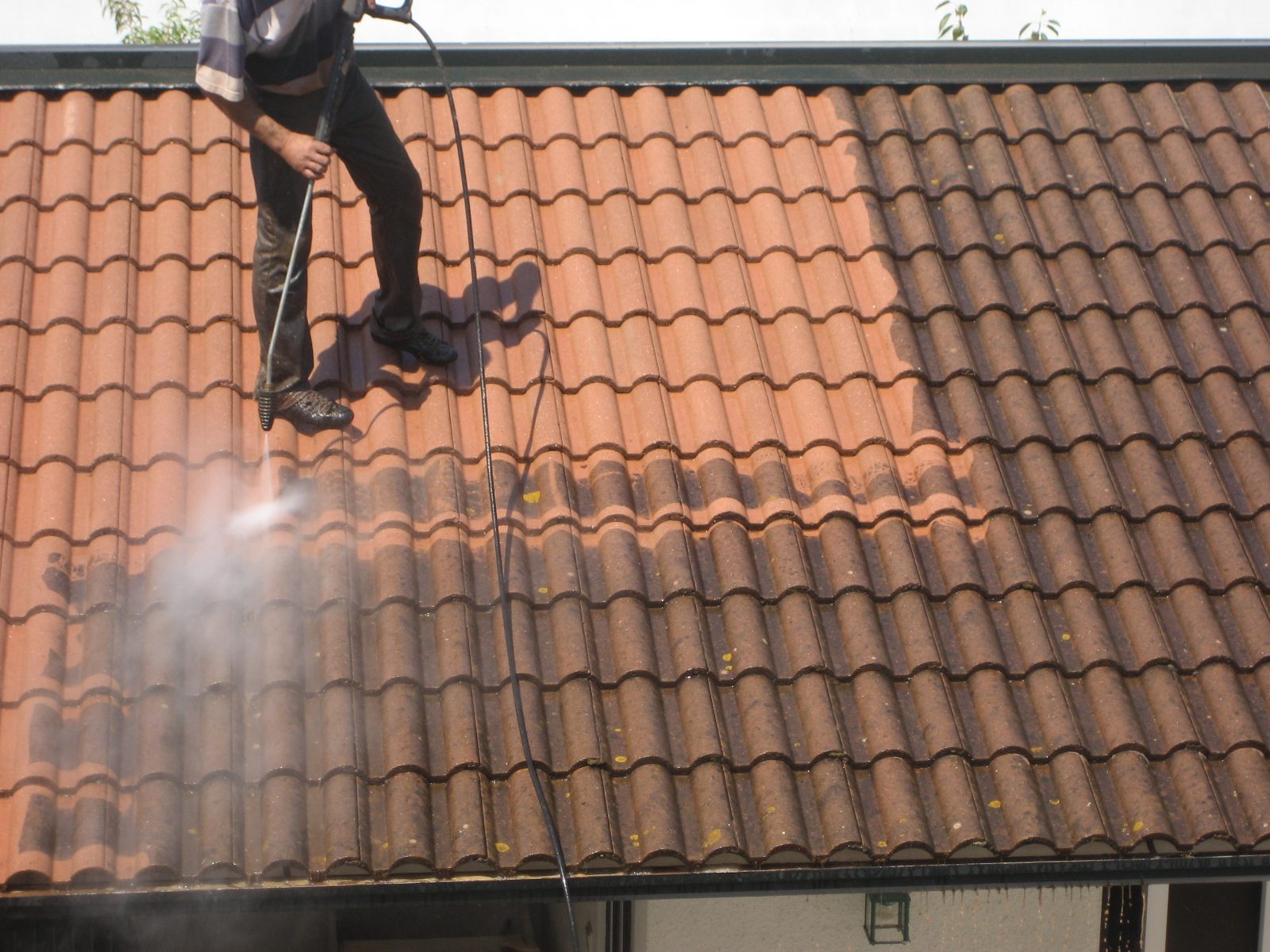 Démoussage d'un toit en tuiles au nettoyeur haute pression